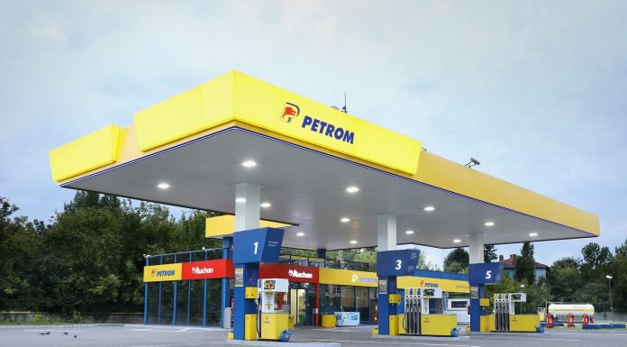 ULTIMA ORĂ Ieftinire surprinzătoare a motorinei în stațiile OMV și Petrom. Benzina, în schimb, s-a scumpit