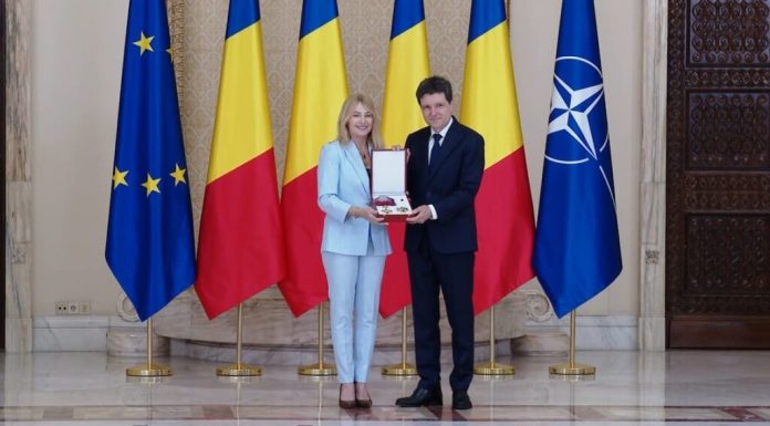 Nicușor Dan a decorat-o pe Nadia Comăneci: Vreau să vă mulțumesc că sprijiniți România
