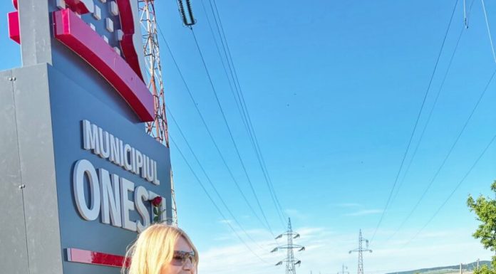 Nadia Comăneci a ost sărbătorită la Oneşti şi de partenera lui Nicuşor Dan şi cei doi copii ai cuplului prezidenţial