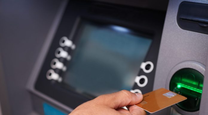 Greșeala pe care o facem când scoatem bani de la bancomat. Riscurile sunt uriașe