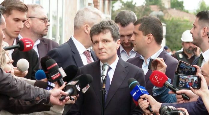Nicușor Dan, huiduit la Galați, după ce a vizitat blocul pe care a căzut drona. Oamenii i-au strigat: “Demisia!”