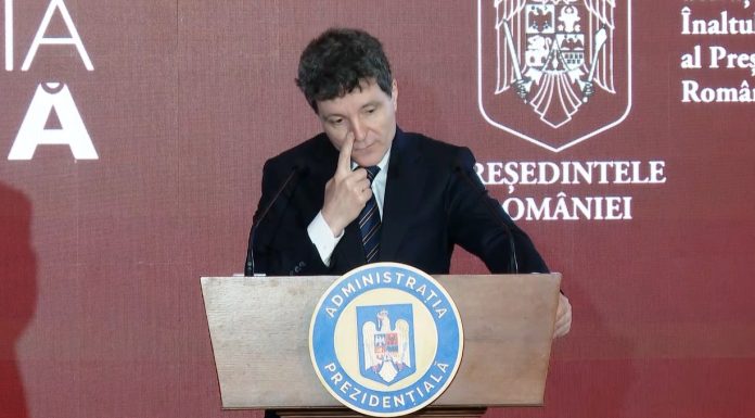 Discurs scăpat de sub control la Cotroceni. Nicuşor Dan s-a încurcat în foi, şi-a amestecat ideile şi la un moment dat nu s-a mai înţeles nimic, spre disperarea sălii. Gândul a realizat un top al greşelilor preşedintelui, la un eveniment dedicat, culmea – dezinformării
