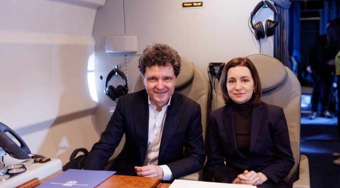FOTO. Nicușor Dan și Maia Sandu, în același avion spre Erevan. Ambii vor participa la summitul Comunităţii Politice Europene