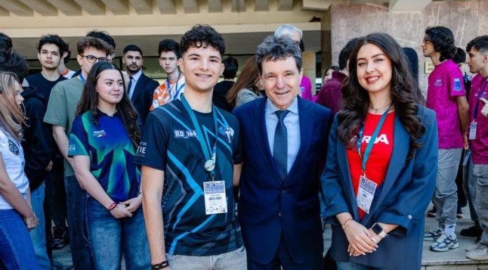 Nicușor Dan îi felicită pe elevii din lotul național de robotică, învingători la Campionatul Mondial „FIRST Tech Challenge” din SUA