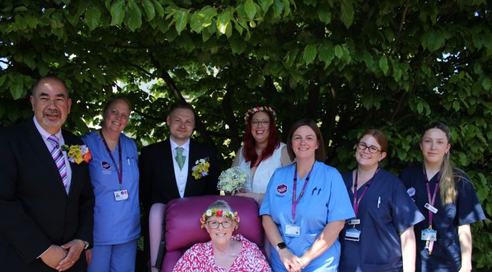 O femeie a organizat o nuntă simbolică pentru ca mama ei bolnavă de cancer să poată participa, în Marea Britanie. VIDEO