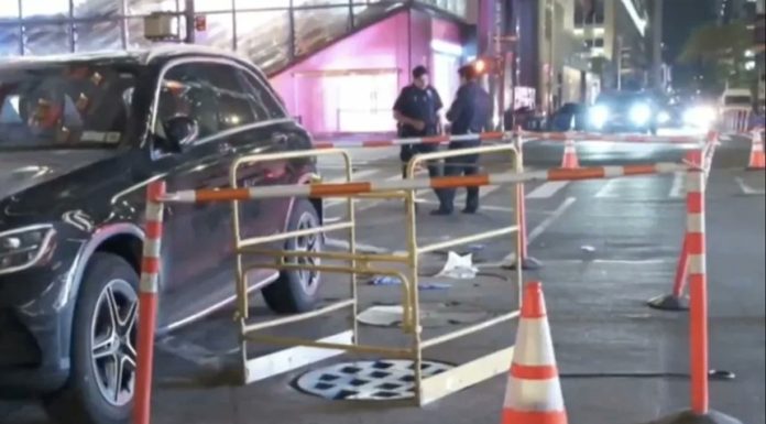 O femeie moare la New York, căzând de la trei metri înălţime într-un canal tehnic, printr-o trapă în drum, după ce a coborât din maşină, parcată în Manhattan