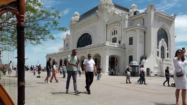 Atmosferă de vară pe litoral, de Rusalii. Zeci de mii de turiști la mare. „Nu mă așteptam să fie atât de aglomerat”