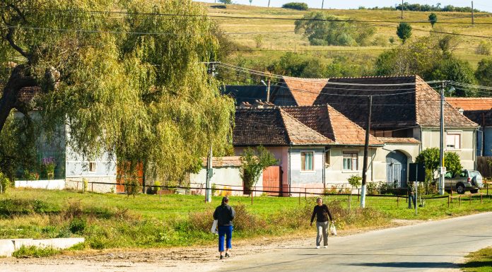Fără suficient asfalt și canalizare, dar cu bănci „inteligente” de mii de euro. O nouă găselniță de spart banii din PNRR