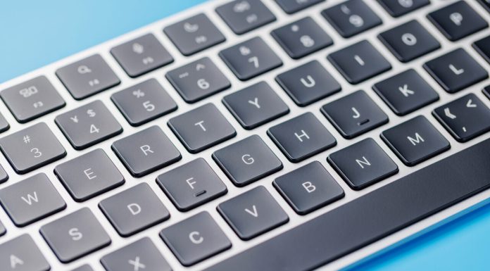 Care este rolul liniei mici de sub literele F și J și numărul 5 de pe tastatură? Este de mare ajutor