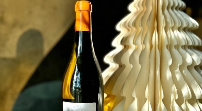 Vinul zilei: un orange wine care îmbină eleganța unui vin alb cu textura și corpolența unui vin roșu. Note olfactive exotice, de coajă de citrice, anason și ierburi picante, completate pe palat de arome de gutuie, mandarine și caise confiate