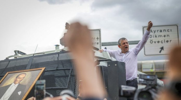 Criză politică în Turcia. Poliția a luat cu asalt sediul din Anakara al principalului partid de Opoziţie