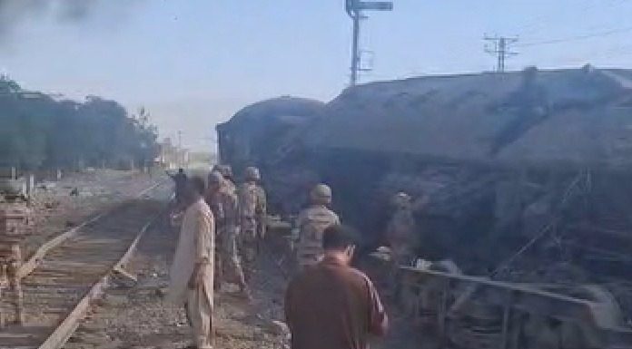 Atac cu bombă asupra unui tren în Pakistan, soldat cu 24 de morți