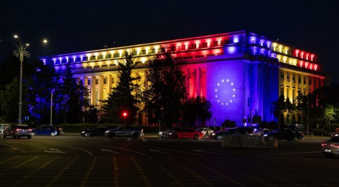 Ilie Bolojan a postat o fotografie cu Palatul Victoria iluminat de Ziua Europei: „La mulți ani tuturor cetățenilor europeni!”