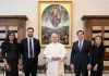 Marco Rubio se întâlneşte joi cu Papa Leon, în timp ce Trump şi-a continuat atacurile la adresa suveranului pontif. Este prima întâlnire papală cu un membru al cabinetului Trump în aproape un an. Rubio zburat la Roma fără presă, fapt neobişnuit