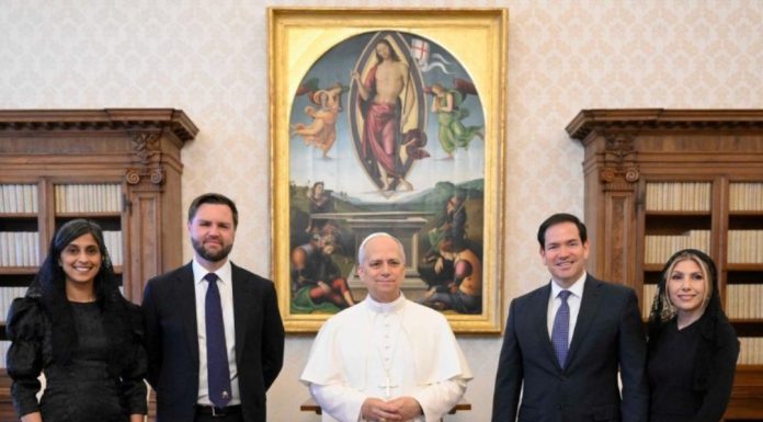 Marco Rubio se întâlneşte joi cu Papa Leon, în timp ce Trump şi-a continuat atacurile la adresa suveranului pontif. Este prima întâlnire papală cu un membru al cabinetului Trump în aproape un an. Rubio zburat la Roma fără presă, fapt neobişnuit