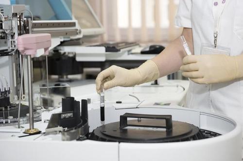 Parazitul care reuşeşte să transforme o celulă sănătoasă în una tumorală