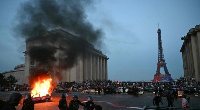 Violențe în centrul Parisului după victoria PSG din finala Ligii Campionilor. Poliția a făcut sute de arestări