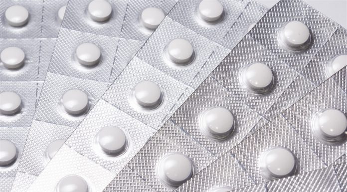 O femeie s-a trezit cu pielea albastră după ce a luat un antibiotic. Despre ce medicament este vorba și care sunt explicațiile medicilor