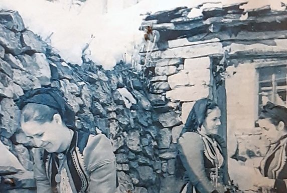 Biserici, monumente, case vechi ale negustorilor aromâni, într-o expoziţie de fotografie deschisă în Albania