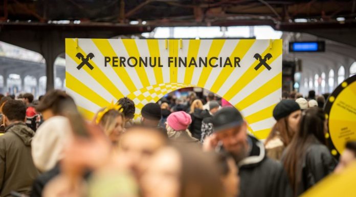 Mii de români au primit sfaturi financiare la Peronul Financiar, înainte de plecarea în mini-vacanţa de 1 Mai