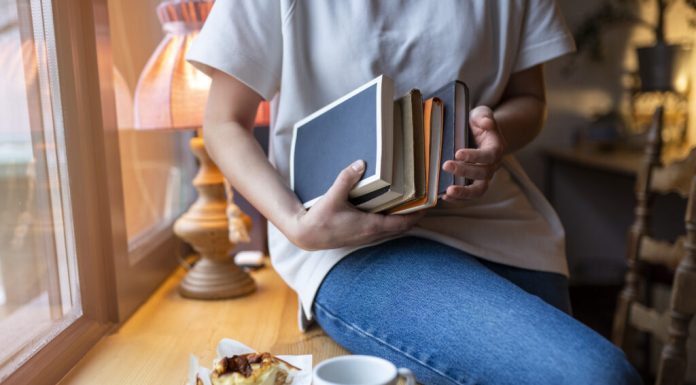 O carte, câteva cafenele și o după-amiază liberă. Atât îți trebuie pentru activitatea care a cucerit TikTok-ul