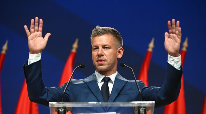 Ungaria începe o nouă eră politică. Membrii Parlamentului depun jurământul. Drapelul UE, adus din nou pe clădire