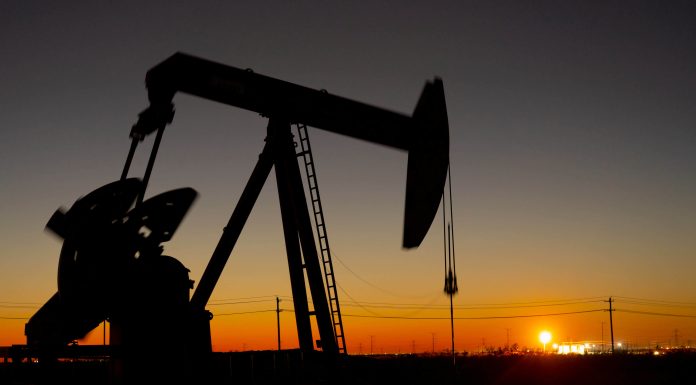 Preţul petrolului scade după o creştere bruscă, pe fondul acţiunilor Marinei SUA care atenuează temerile legate de aprovizionare prin Strâmtoarea Ormuz