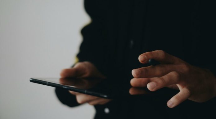 Aproape jumătate dintre europeni văd zilnic conținut toxic online. România nu scapă nici ea de fenomen