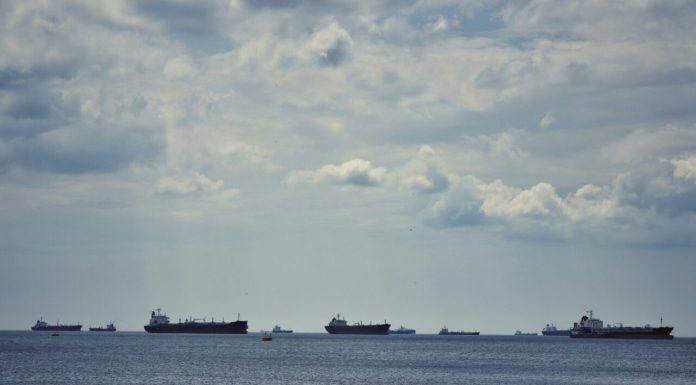Emiratele Arabe au început să strecoare petroliere încărcate cu țiței prin Strâmtoarea Ormuz. La ce metode au recurs pentru a evita atacurile iraniene