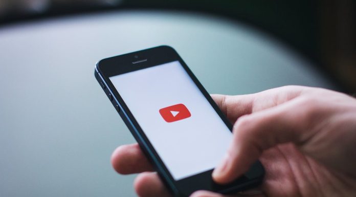 YouTube va detecta și va eticheta în mod automat conținutul creat de AI