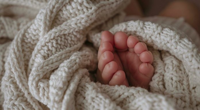 Caz unic în Marea Britanie. Gemenele care au aflat că au tați biologici diferiți