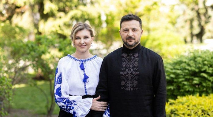 De ce s-a îmbrăcat astăzi Zelenski cu o cămașă brodată