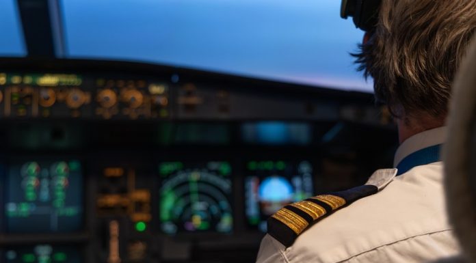 Un pilot ar fi suferit un infarct în timpul unui zbor spre Birmingham. Clipe de coșmar la bord: „Coboram foarte rapid”
