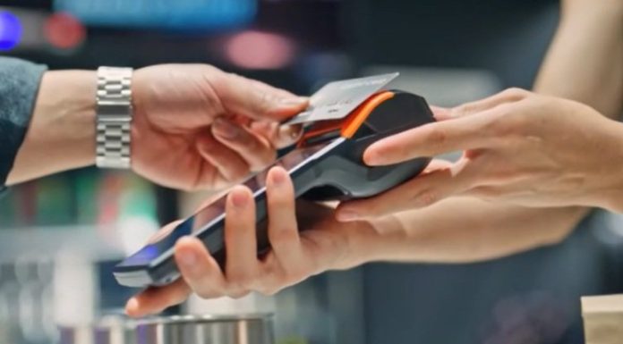 Cum funcționează economisirea prin rotunjire, metoda prin care tinerii strâng bani fără efort. „Este o sumă utilă”