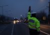 Constanţa: Bărbat care conducea băut, urmărit în trafic de poliţişti întrucât nu a oprit la semnal/ La un moment dat, el a lovit două maşini parcate şi mai mulţi copaci, după care autoturismul s-a răsturnat
