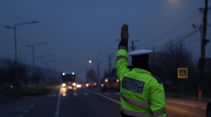 Constanţa: Bărbat care conducea băut, urmărit în trafic de poliţişti întrucât nu a oprit la semnal/ La un moment dat, el a lovit două maşini parcate şi mai mulţi copaci, după care autoturismul s-a răsturnat