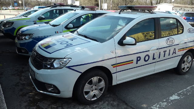 Un bărbat a murit pe loc, după ce mașina în care se afla a fost lovită în plin de un TIR. El a fost aruncat din vehicul