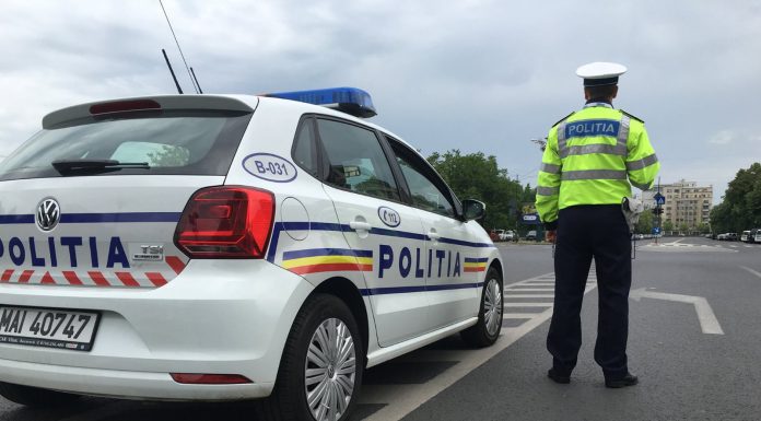 Cluj: Amendă de aproape 5.000 de lei dată unui şofer filmat în timp ce face în repetate rânduri depăşiri încălcând marcajul continuu/ El a fost filmat din elicopter şi oprit de poliţiştii din Dej – VIDEO