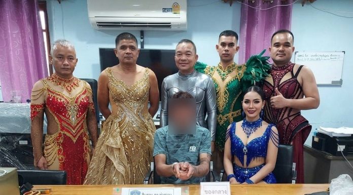 Cinci polițiști thailandezi s-au deghizat în dansatoare pentru a prinde un traficant de droguri. Poza de final, virală