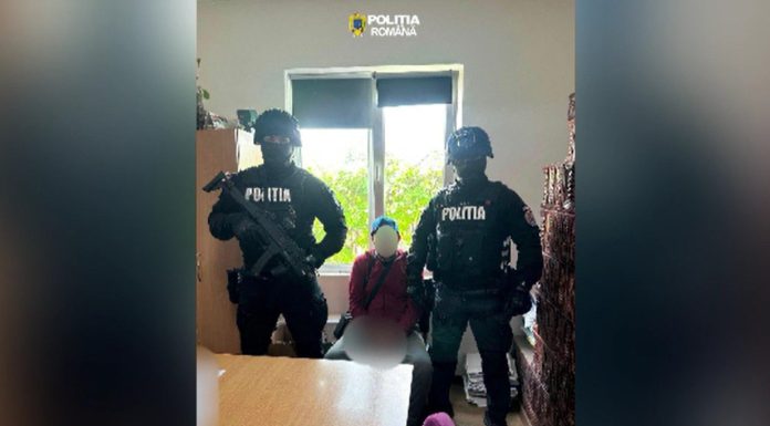 Un polițist a fost mușcat de un câine la comanda unui bărbat. Agentul se afla în timpul unei intervenții