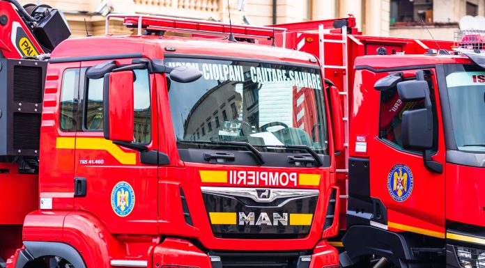 Incendiu puternic pe șoseaua Colentina din București. Flăcările au cuprins un restaurant și trei magazine