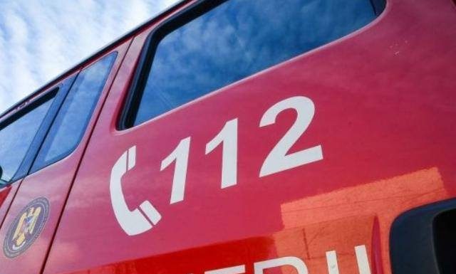 VIDEO RO-Alert. Incendiu puternic la un depozit din Bragadiru. Doi pompieri au suferit luxații