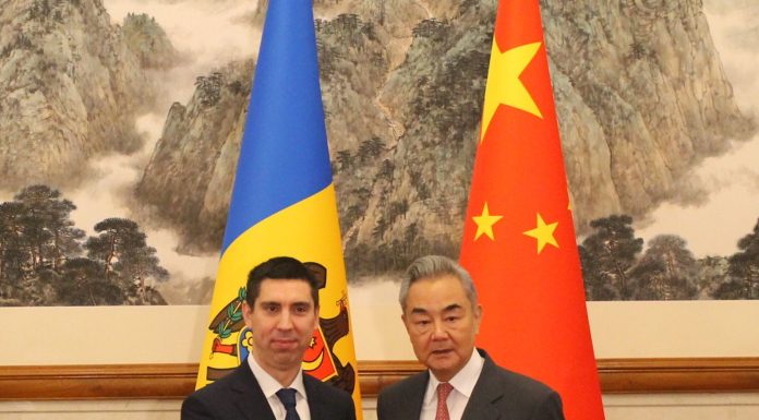 Mihai Popşoi, ministrul de externe al R. Moldova, se află în China. După ce i-a găzduit pe Trump şi Putin, Beijingul transmite că „preţuieşte” şi vrea să aprofundeze relaţiile cu Chişinăul, respectându-i opţiunea proeuropeană