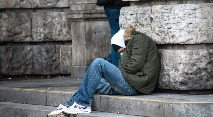 SURPRIZĂ București stă mai bine ca Viena, Berlin, Paris, Roma, Bruxelles la risc de sărăcie, alături de orașele din fostul bloc comunist. Două regiuni din România au însă risc maxim, iar țara pe ansamblu e în top GRAFICE