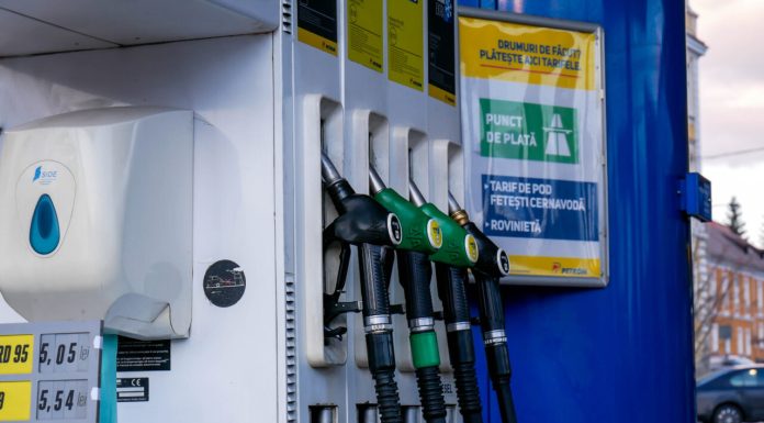 Benzina și motorina s-au scumpit din nou, miercuri. Cât plătesc șoferii la pompă