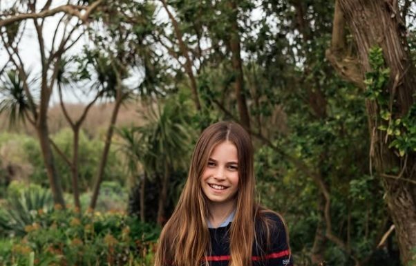 Prinţul William şi prinţesa Kate publică o fotografie inedită a fiicei lor, Charlotte, cu ocazia împlinirii a 11 ani – VIDEO