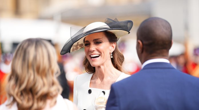 Kate Middleton, apariție elegantă la Palatul Buckingham. Accesoriul regal care a atras toate privirile. FOTO