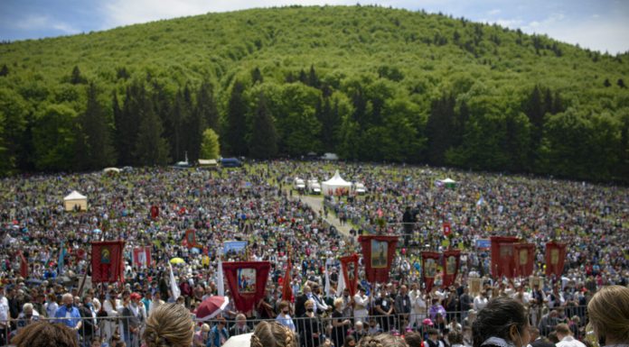 Procesiune catolică de Rusalii. Circa 300.000 de pelerini sunt așteptați la Șumuleu Ciuc. Președintele Ungariei se află printre cei prezenți