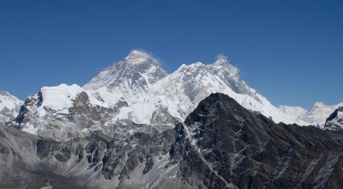 Vârful Everest, atins de 274 de alpiniști într-o singură zi