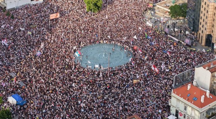 Protest masiv la Belgrad. Manifestanţii s-au ciocnit cu forţele de ordine